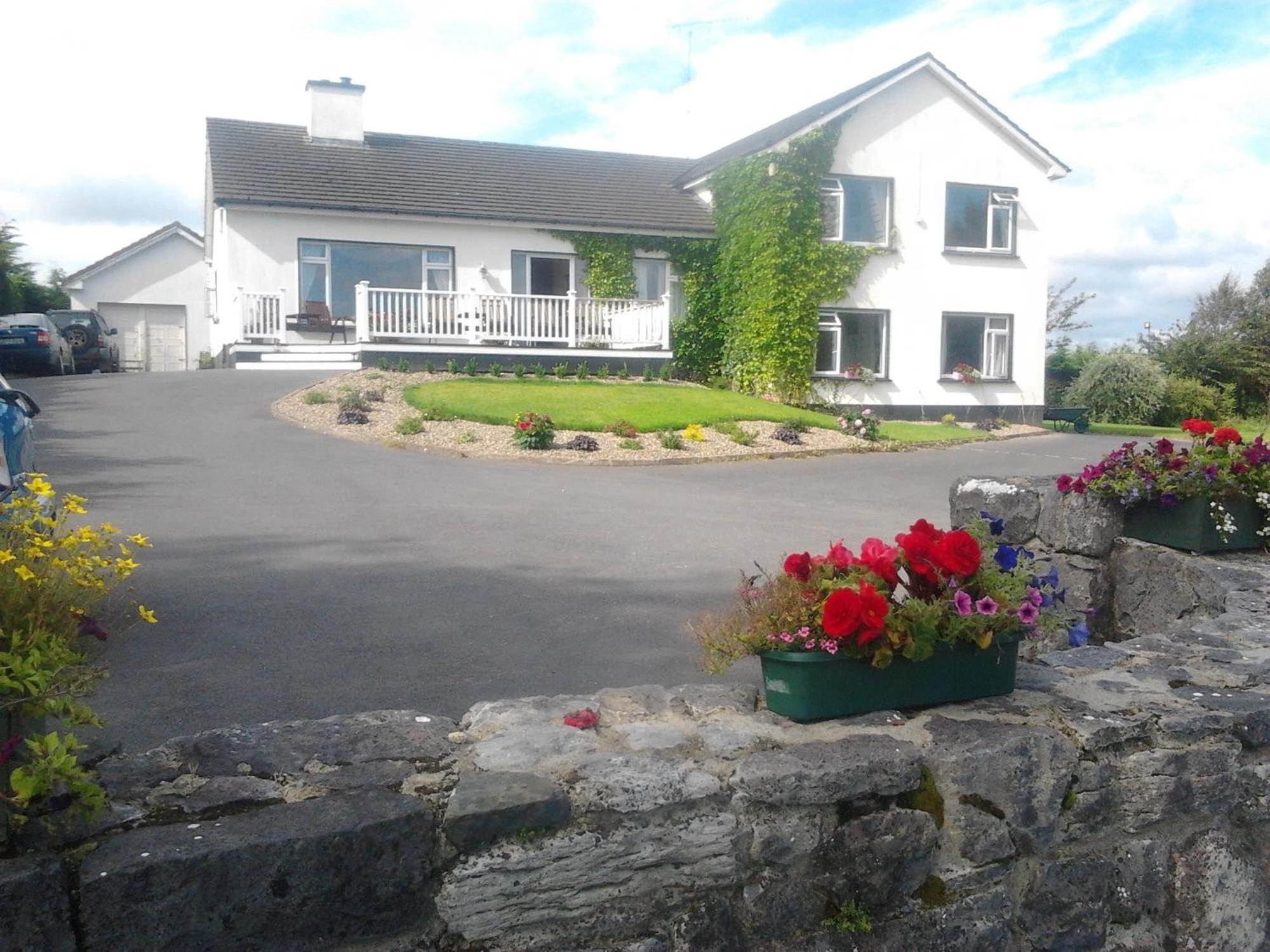 The Waterfront House Country Home Oughterard Esterno foto