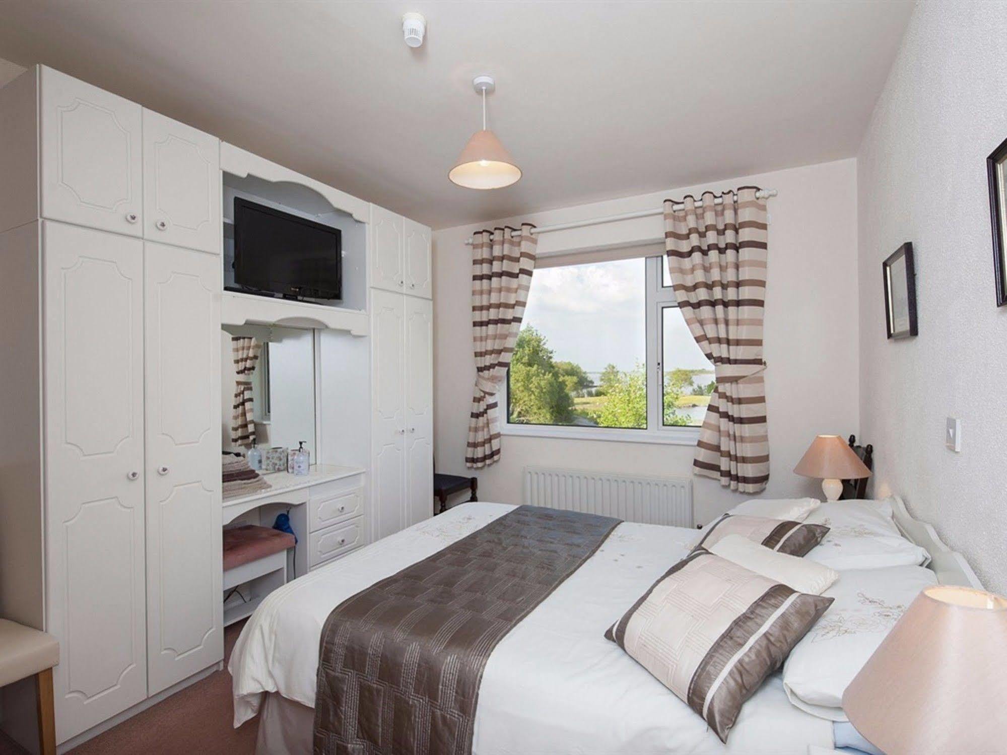 The Waterfront House Country Home Oughterard Esterno foto